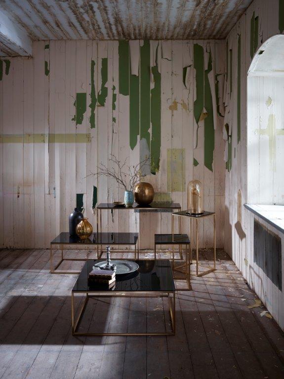 luxury-tables-in-abandoned-house